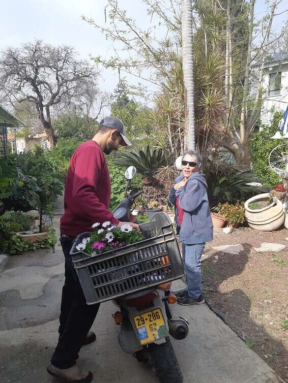 חלוקת שי לוותיקי הקיבוץ בשער גולן